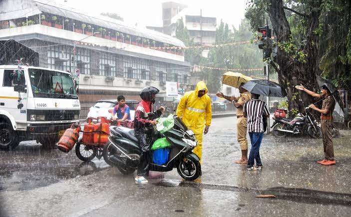 Heavy Rains Disrupt Life in Mumbai, Schools Shut and Transport Affected